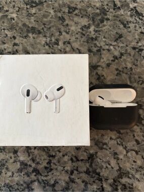 Apple AirPods Pro A2084- Left Earbud & Case, White - version 6F21 with box WORKS